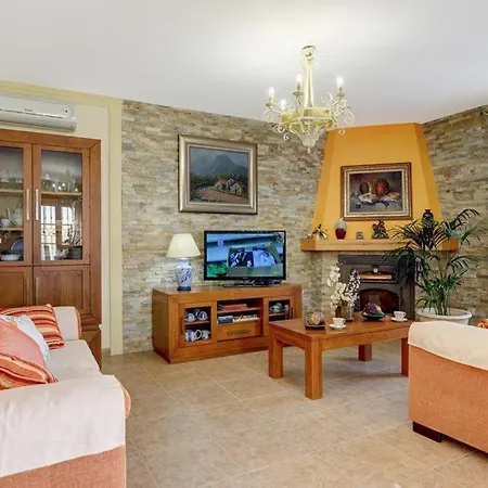 Sleeps 8 With Pool Air Con And Wifi *