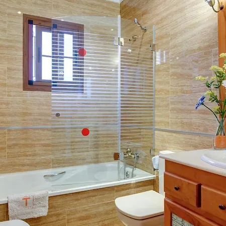 Villa Sleeps 8 With Pool Air Con And Wifi